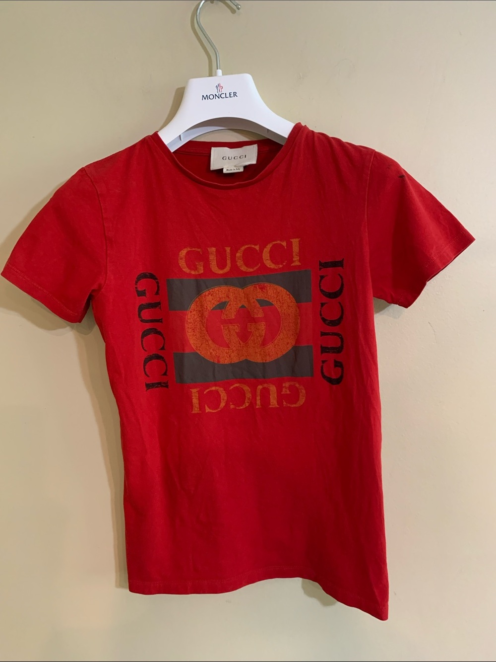GUCCI Kids Vintage Logo Graphic Tee with Black and Gold Accents - Size 10